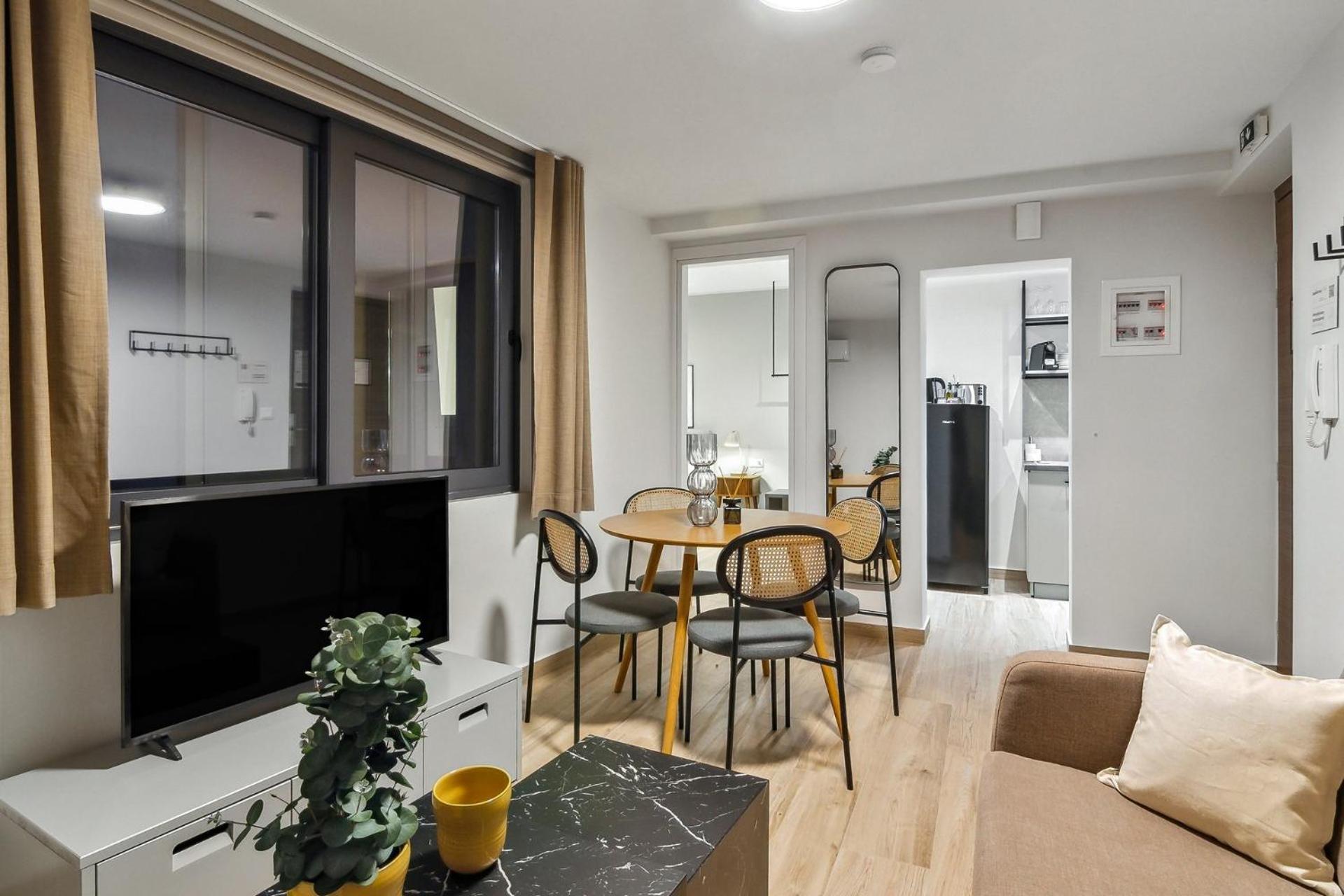 Limehome Solonos Center 公寓 *